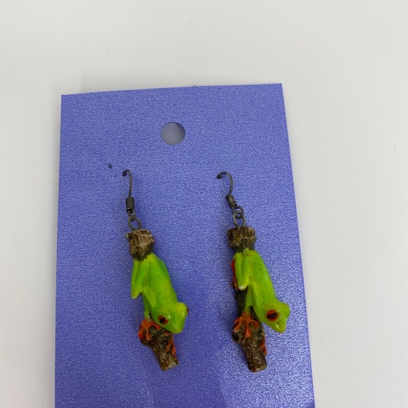 Adorable Green Tree Frog Quirky Dangle Earrings 🐸 - Picture 2 of 3